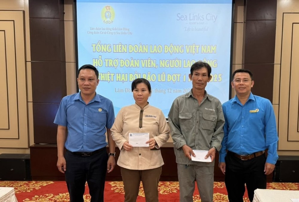 Nhung phan qua duoc trao tan tay doan vien kem theo loi dong vien som on dinh cuoc song. Anh: Duy Tuan 