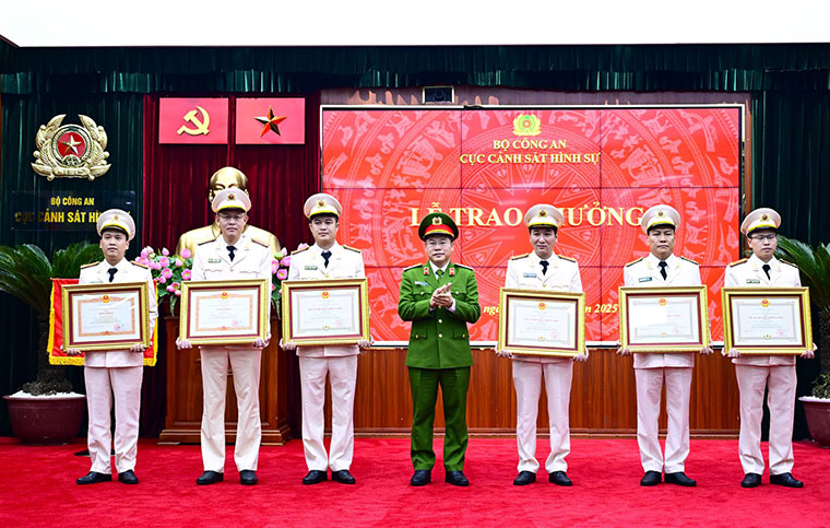 Authorized, Deputy Minister Nguyen Van Long awarded Orders and Certificates of Merit to collectives and individuals under the Criminal Police Department. Photo: Ministry of Public Security
