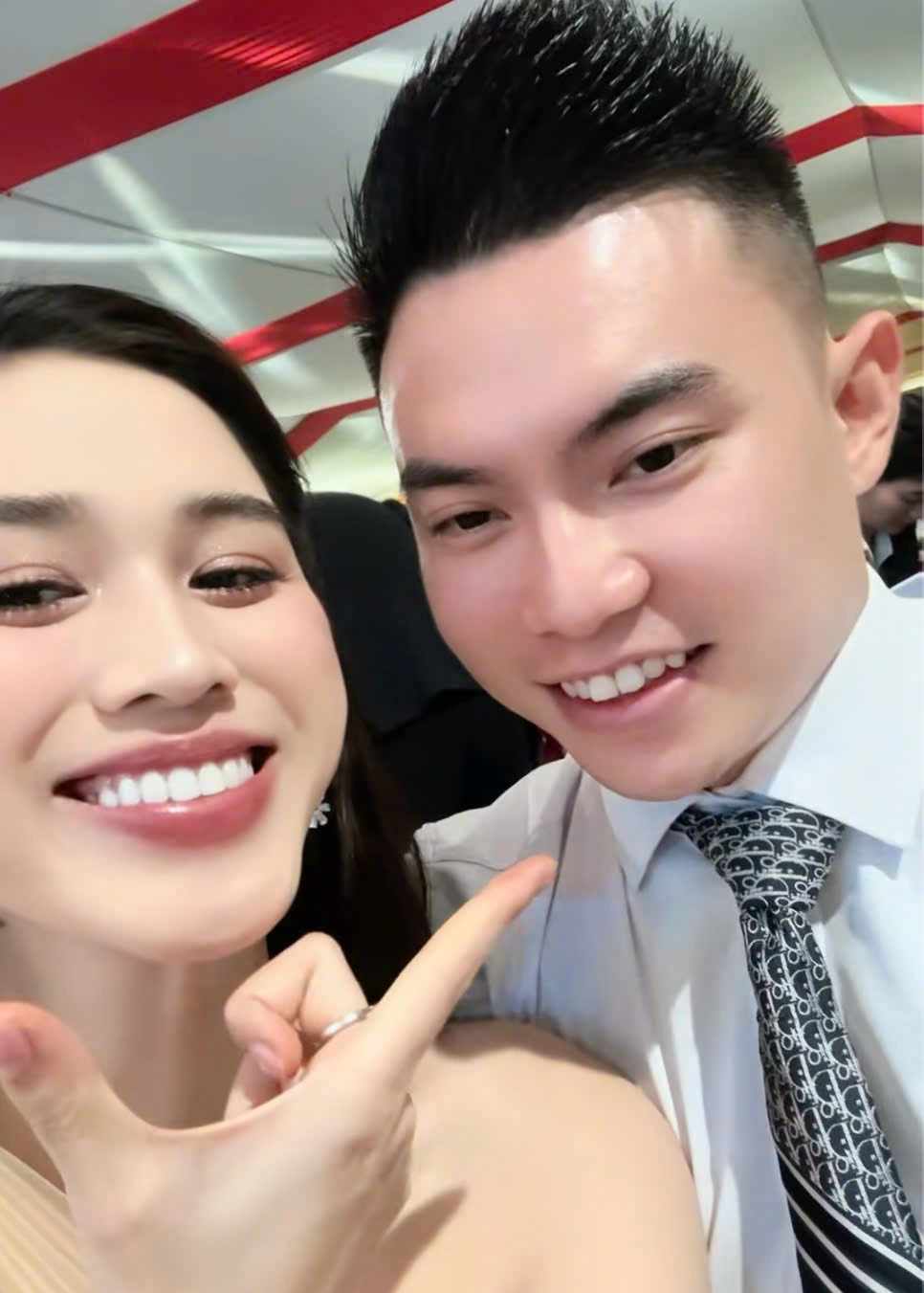 Do Thi Ha khoe khoanh khac tinh tu ben ong xa thieu gia. Anh: Cat tu video