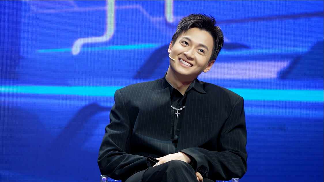 Ngo Kien Huy cuoi ngai ngung khi bi nhac ten nguoi yeu cu. Anh: Nha san xuat