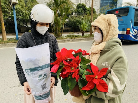 Viec chi tra luong huu som, tang qua Tet nham ho tro nguoi dan . Anh: Duc Van