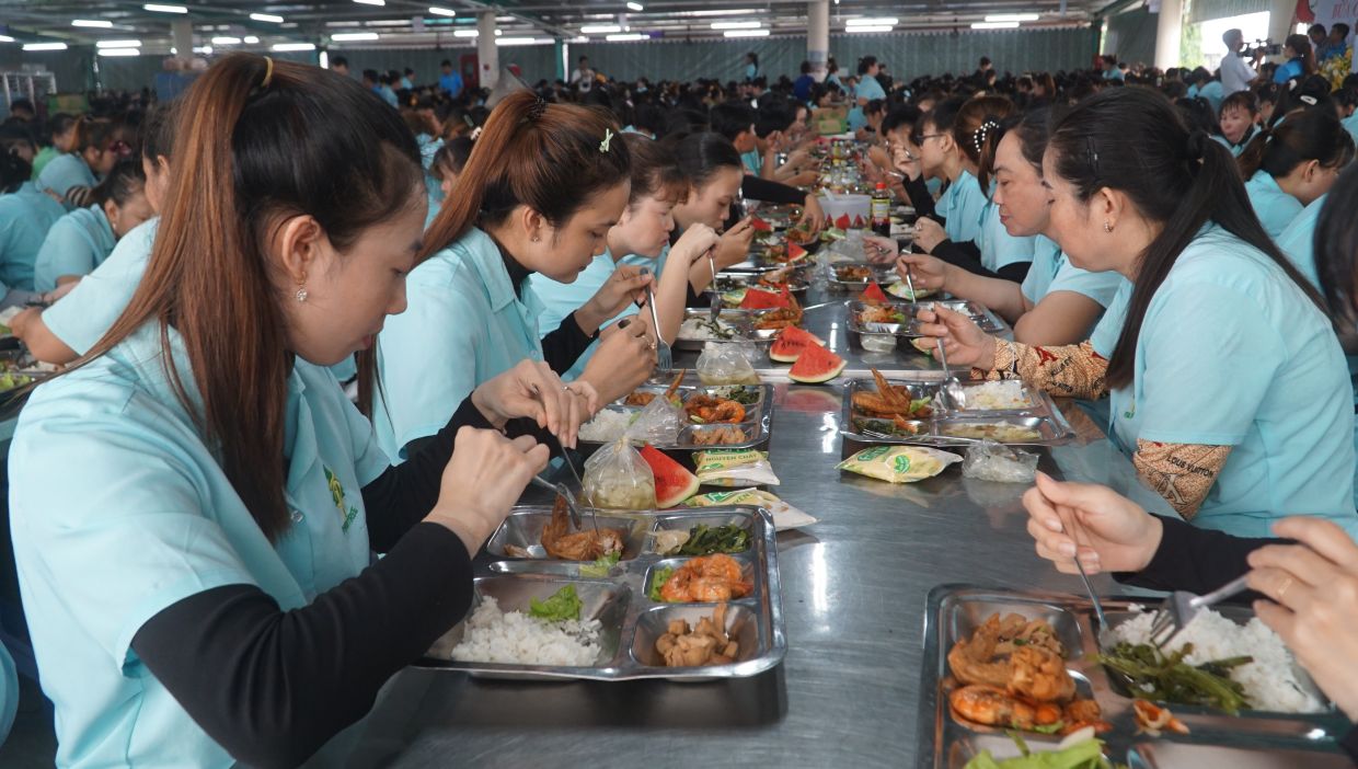 To chuc “Bua com Cong doan” tai doanh nghiep co dong nguoi lao dong. Anh: Nhat Ho