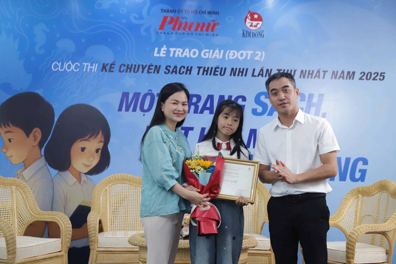 Ban to chuc tien hanh trao giai cho cac em. Anh: Ban to chuc.