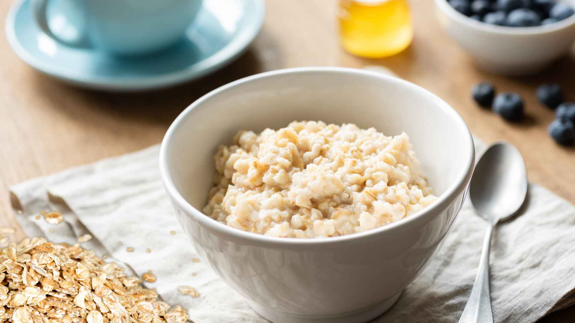 Oatmeal is a healthy breakfast, supporting people with fatty liver. Graphic photo: Huong Son