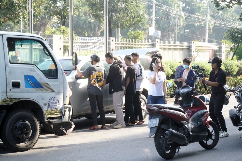 Hien truong gia dinh tai nan giao thong khi xe van chuyen nguon phong xa gap su co truoc Benh vien Ung buou TPHCM. Ảnh: Anh Tu 