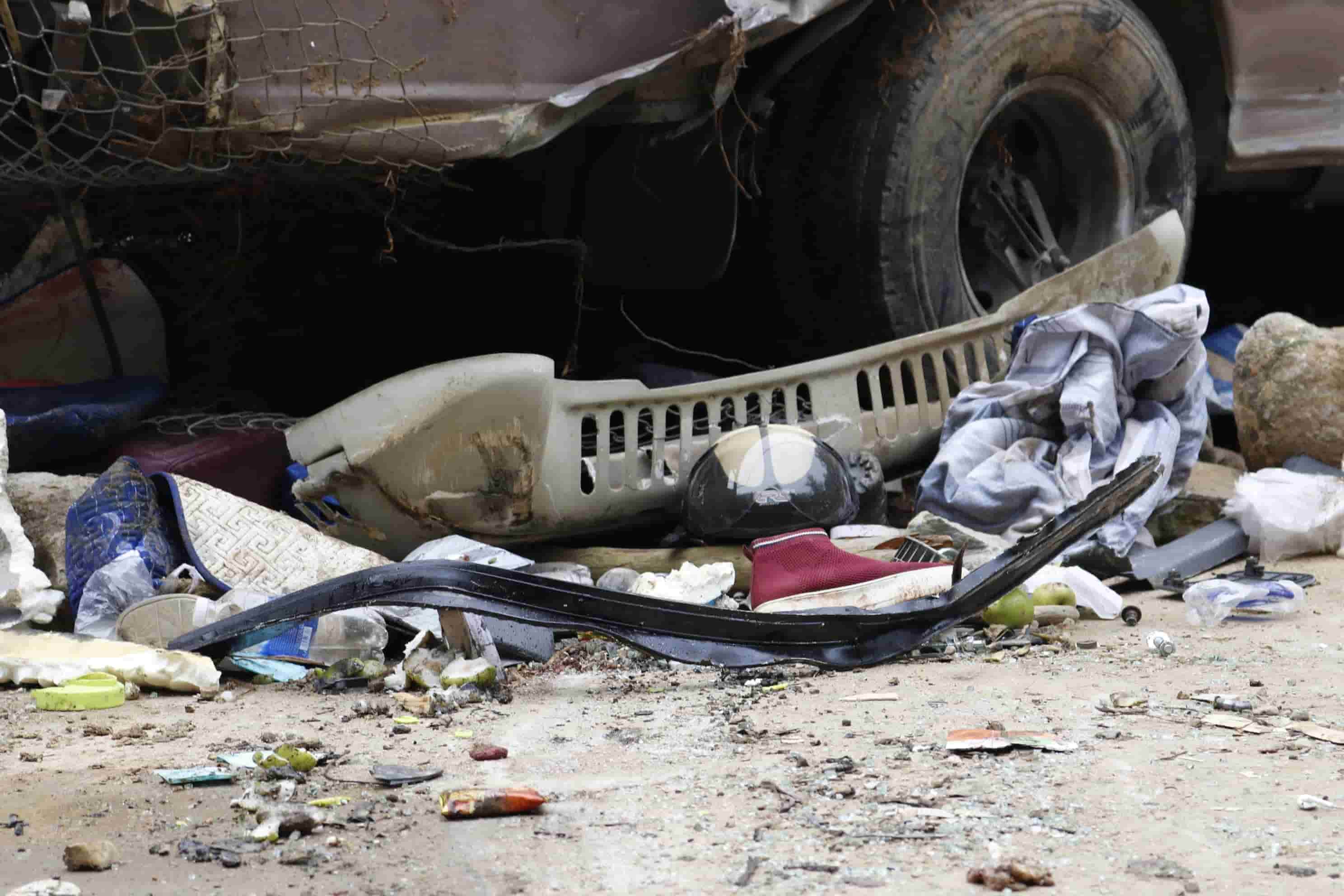 Nhung vat dung doan thien nguyen mang den chua kip trao den tay cac em nho Truong mam non Hoa Mi. Anh: Van Duc