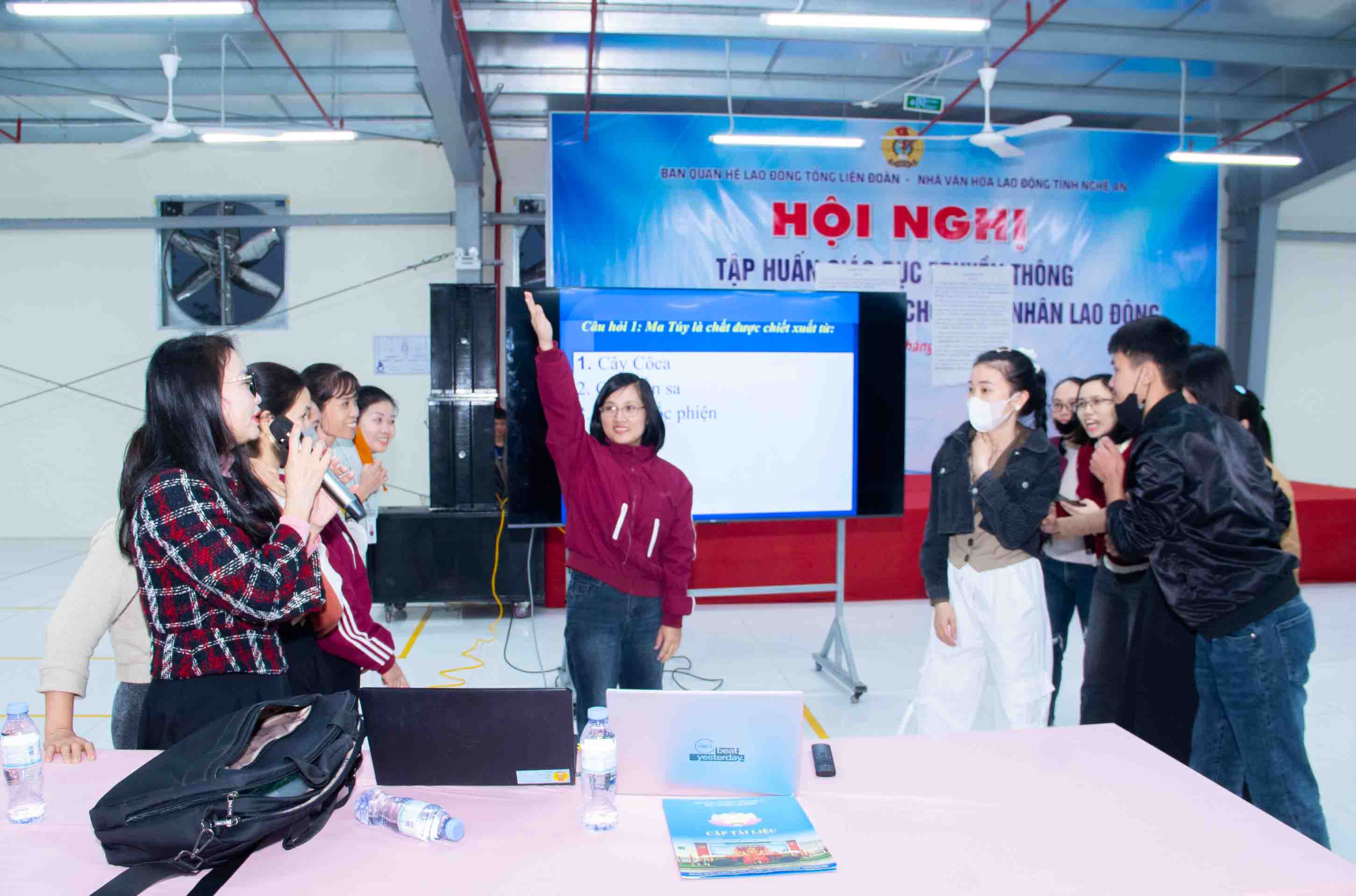 Cong nhan tham gia cuoc thi tim hieu ve tac hai cua ma tuy tai buoi tap huan. Anh: Duy Chuong