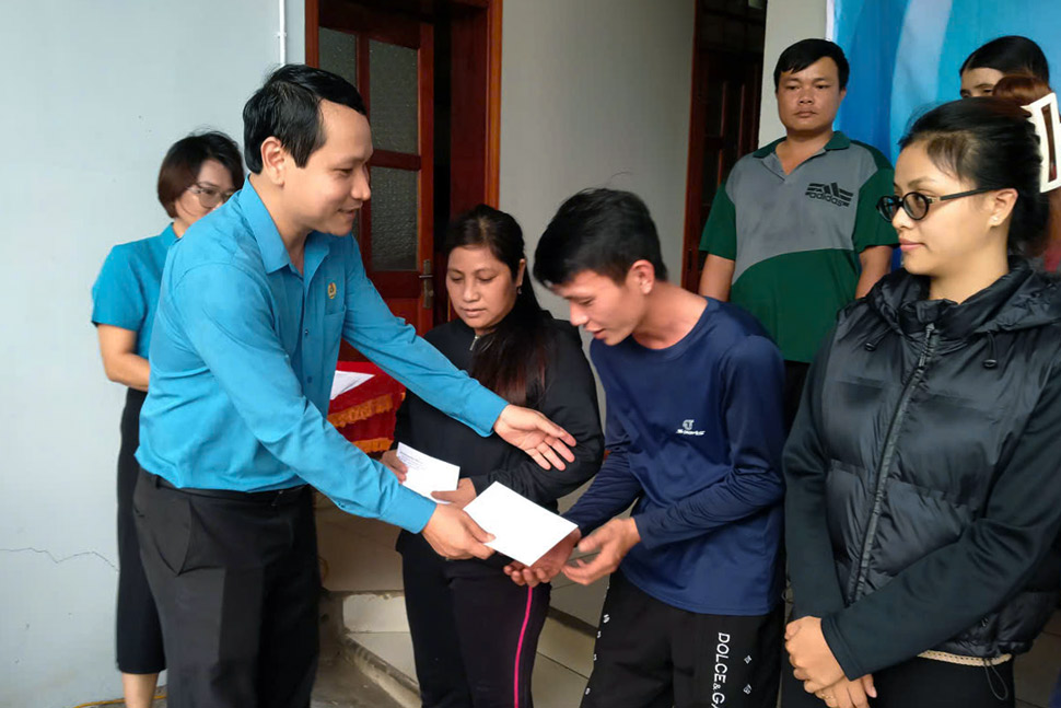 Ong Ha Duy Trung trao qua ho tro cho doan vien, nguoi lao dong bi anh huong do bao lu. Anh: Hoai Phuong