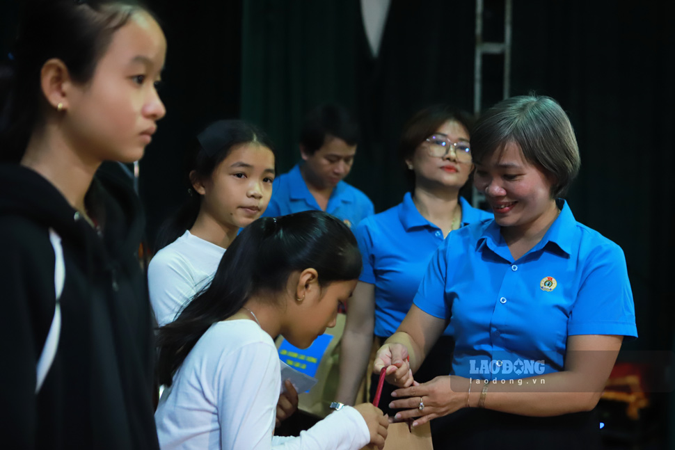 Pho Chu tich Thuong truc LDLD tinh Gia Lai Nguyen Thi Bich Thuy trao qua cho con em cong nhan co thanh tich hoc tap xuat sac. Anh: Hoai Phuong