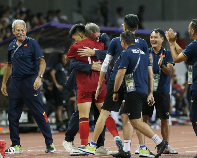Touching images of coach Troussier and former student Dinh Bac. Photo: VFF