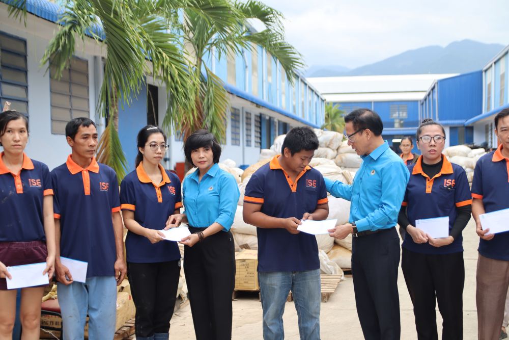 Lien doan Lao dong Khanh Hoa kip thoi ho tro doan vien bi thiet hai nang trong dot mua lu vua qua. Anh: Phuong Linh