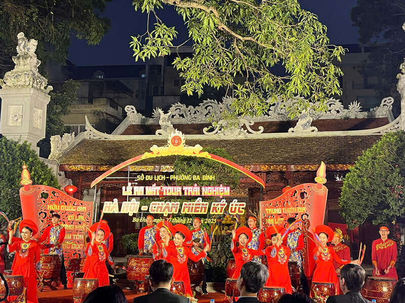 Mo dau le khai mac co tiet muc trong hoi den tu CLB Trong hoi Thang Long. Ảnh: Tuong Vy