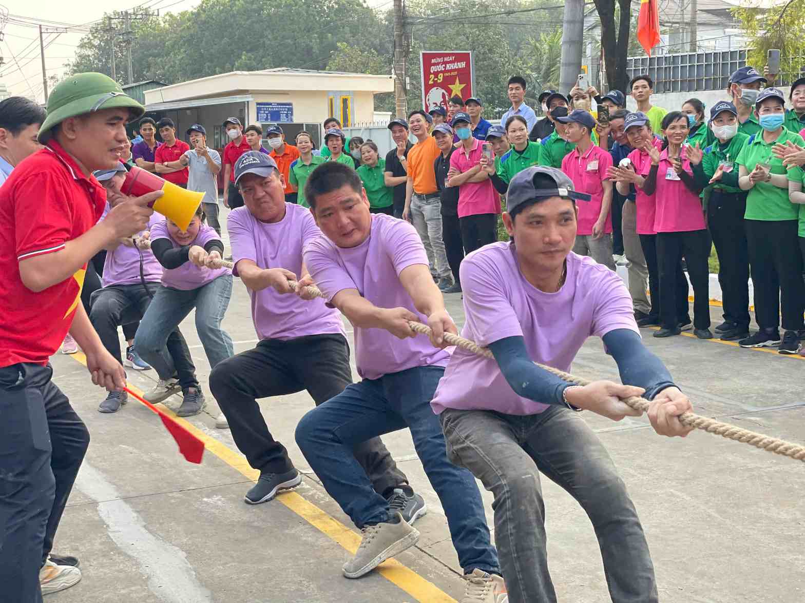 Nguoi lao dong hao hung tham gia hoi thi. Anh: Dinh Trong