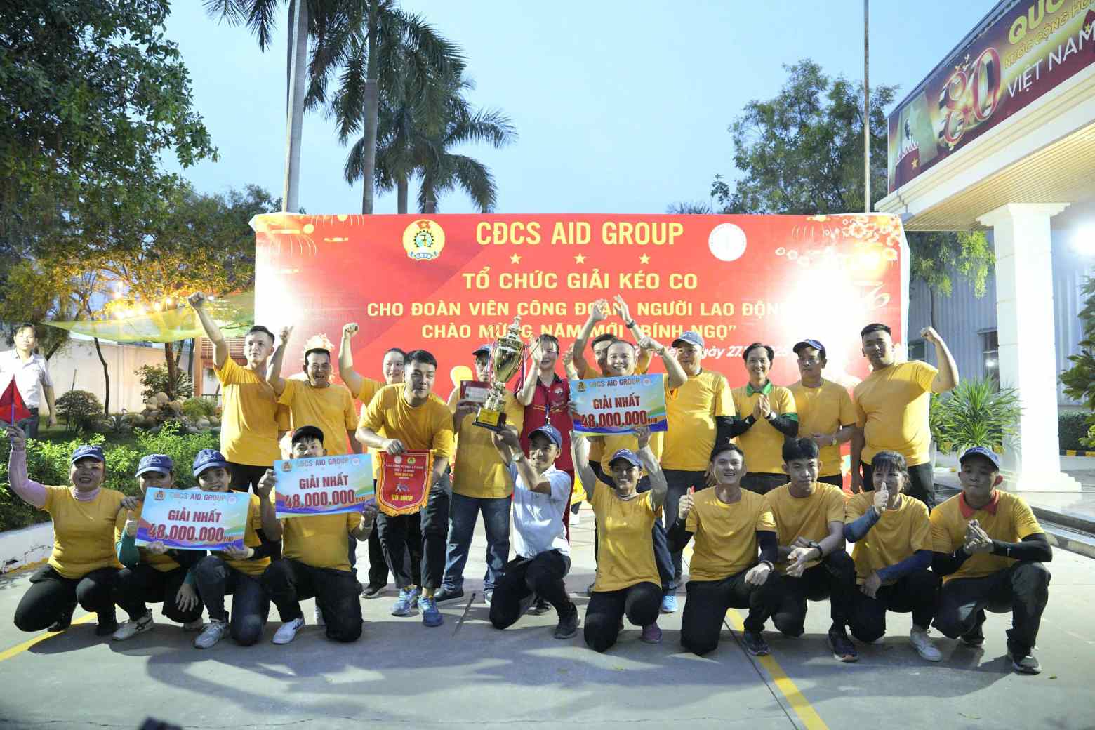 Ban to chuc trao phan thuong 48 trieu dong cho doi dat giai nhat. Anh: Dinh Trong