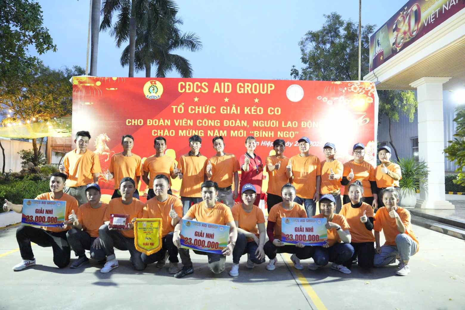 Ban to chuc trao phan thuong 23 trieu dong cho doi dat giai nhat. Anh: Dinh Trong