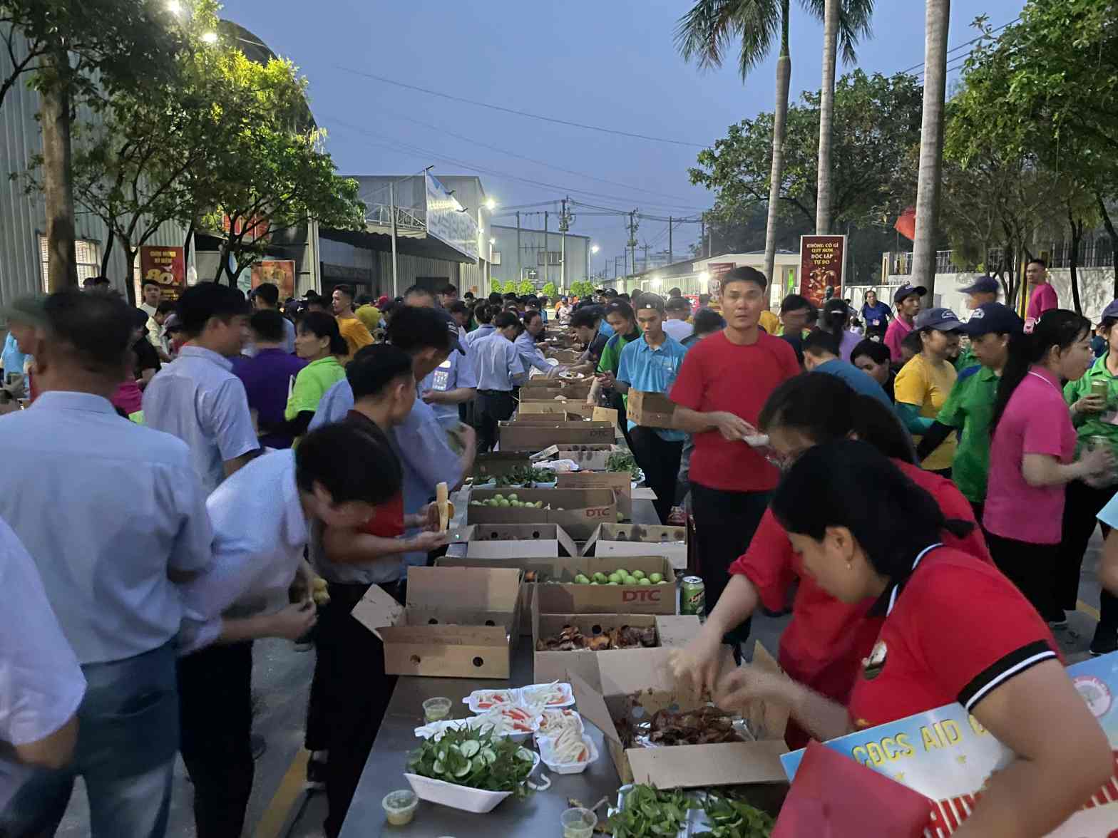 Sau hoi thi nguoi lao dong cung nhau an tiec. Anh: Dinh Trong