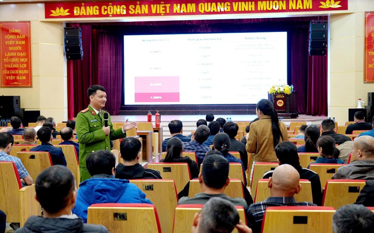 Can bo huan luyen trao doi kien thuc PCCC va CNCH voi hoc vien tham gia huan luyen. Anh: Cong an Quang Ninh