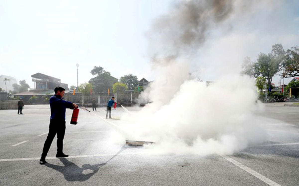 Trainees of Mao Khe Coal Company - TKV practice using fire extinguishers. Photo: Quang Ninh Police