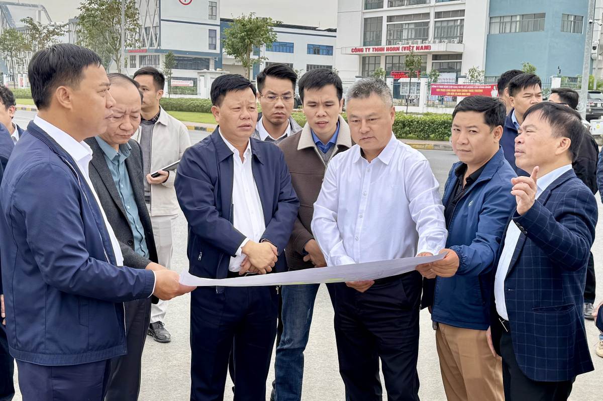 Vice Chairman of the City People's Committee Le Trung Kien inspects the field of projects. Photo: Hai Phong E-Portal