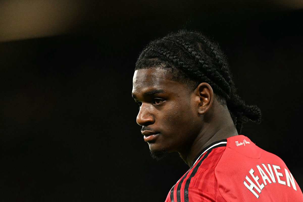 Ayden Heaven cung dang no luc de canh tranh vi tri. Anh: AFP