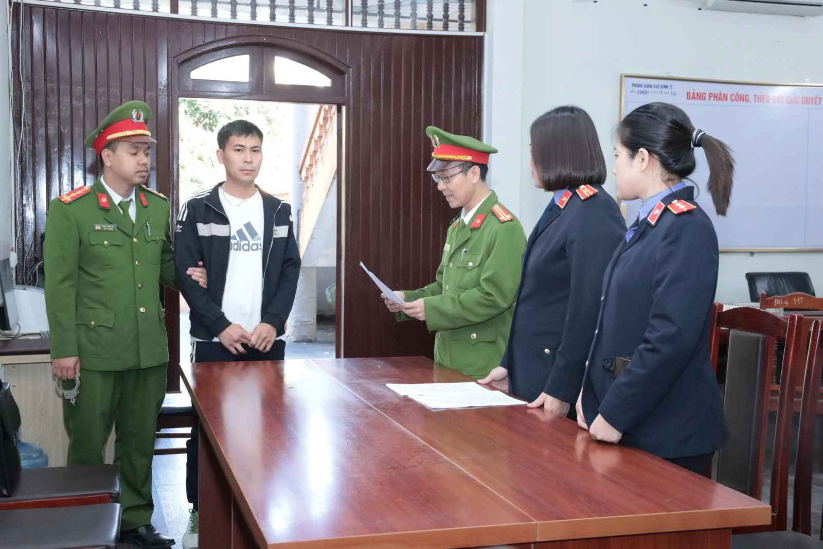 Cơ quan Cảnh sát điều tra Công an tỉnh phối hợp Viện Kiểm sát nhân dân khu vực 1, tỉnh Hưng Yên thi hành lệnh bắt tạm giam Nguyễn Văn Tuyền. Ảnh: Công an Hưng Yên