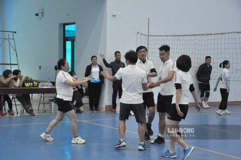 Van dong vien cua cong doan co so cong hien nhung pha bong dep mat cho khan gia. Anh: Dinh Dai