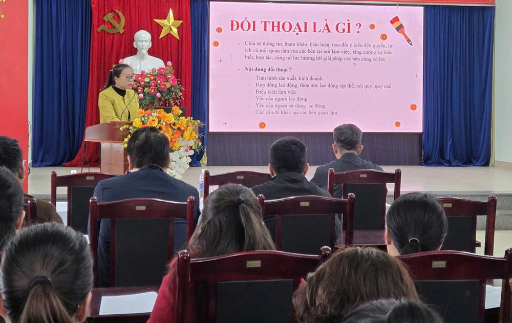 An Hai Ward Trade Union, Da Nang organizes a training conference "Trade Unions participate in implementing grassroots democracy regulations" for 100 officials. Photo: An Hai Trade Union.