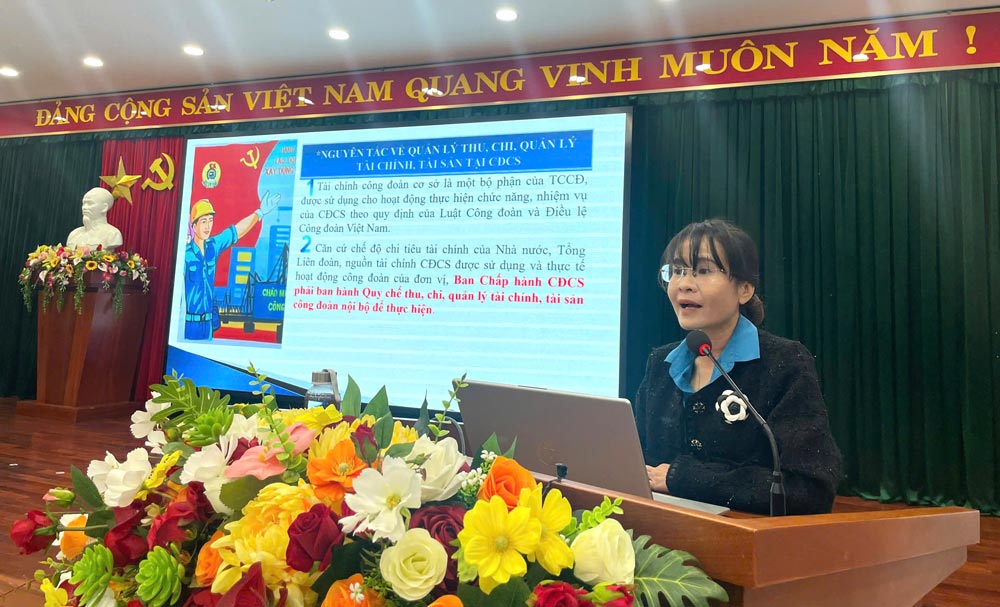 Thanh Khe Ward Trade Union, Da Nang organizes a training conference on finance, assets and trade union accounting regime for more than 100 grassroots trade union officials. Photo: Thanh Khe Trade Union.