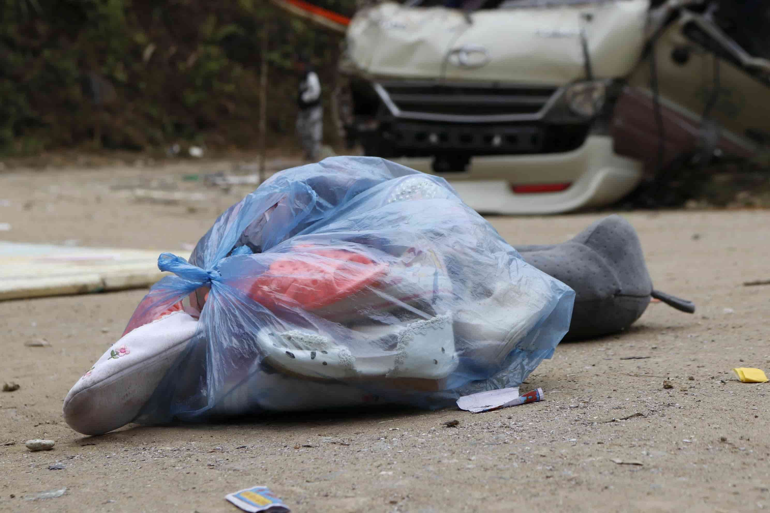 Nhung vat dung doan thien nguyen mang den chua kip trao den tay cac em nho Truong mam non Hoa Mi. Anh: Van Duc 