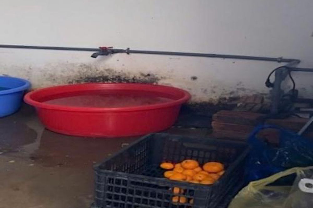 Khu vực chế biến thực phẩm không đảm bảo vệ sinh. Ảnh: Công an Hà Nội 