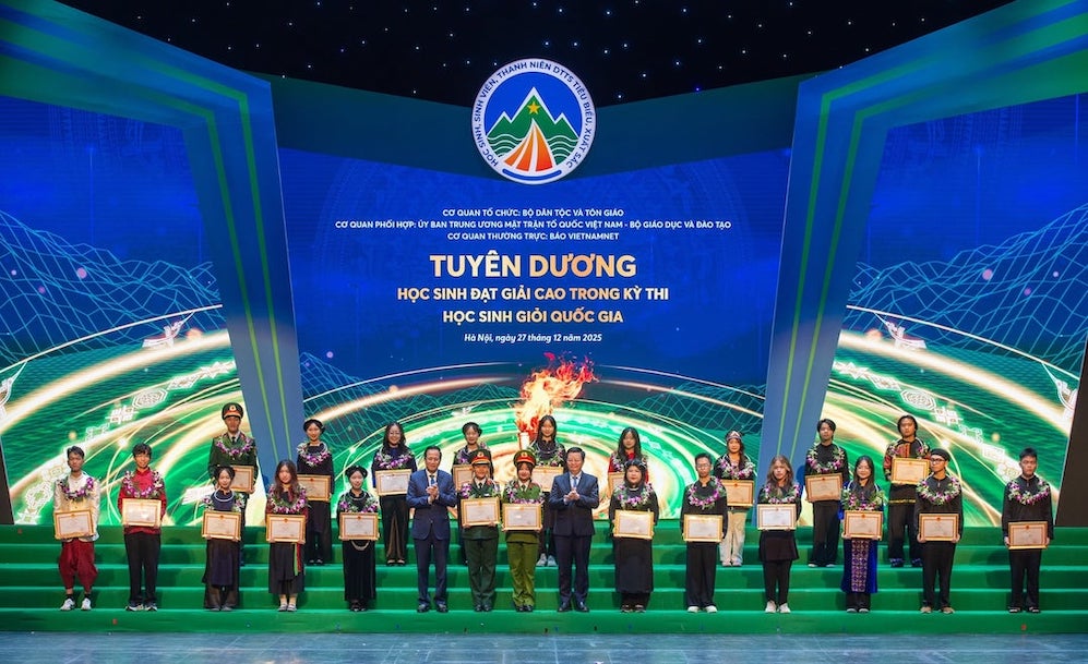 Pho Thu tuong Mai Van Chinh va Bo truong Bo Dan toc va Ton giao Dao Ngoc Dung trao bang khen cho cac em hoc sinh dat giai cao trong ky thi hoc sinh gioi quoc gia. Anh: BTC  