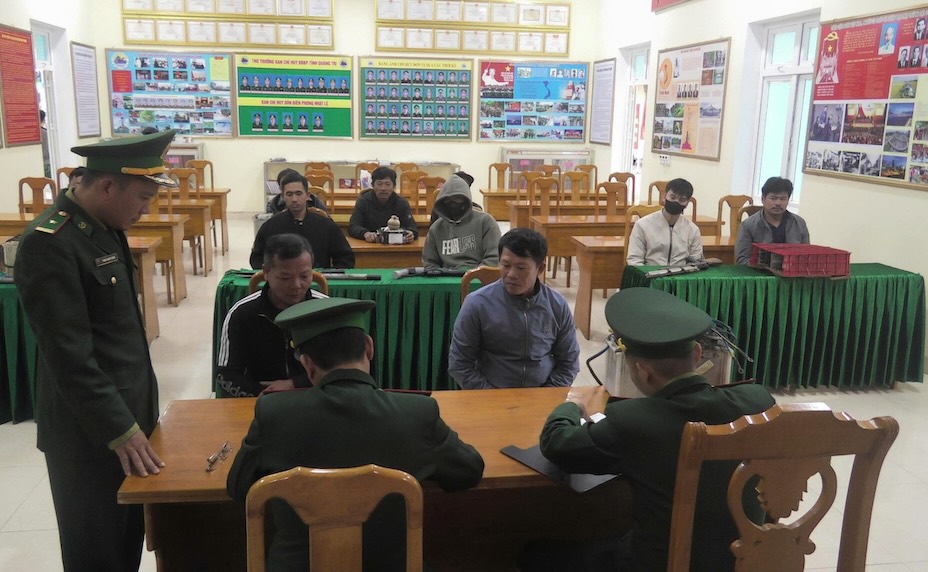 주민들이 국경 수비대에 수제 총기, 지뢰 및 폭발물을 제출합니다. 꽝찌 국경 수비대