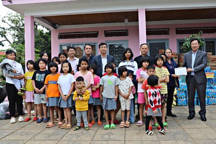 Mr. Pham Trieu - Member of the Standing Committee of the Provincial Party Committee, Standing Vice Chairman of the Vietnam Fatherland Front Committee of Lam Dong province (rightmost) presents support for Ta Nung Shelter. Photo: Duc Lam