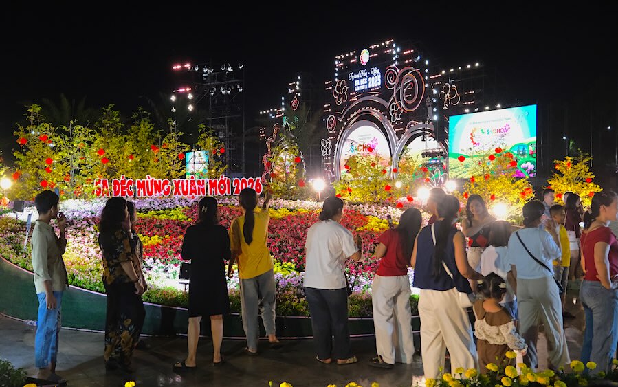 Khach tham quan tai khu vuc Quang truong Sa Dec - noi to chuc Le khai mac Festival Hoa - Kieng Sa Dec lan thu II. Anh: Phong Linh.