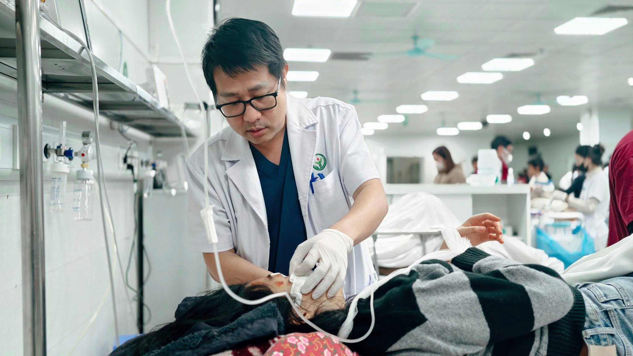 Benh nhan H.N.A (24 tuoi, Ha Noi): Theo doi chan thuong so nao, chan thuong ham mat, chan thuong vai phai, chan thuong co chan trai.