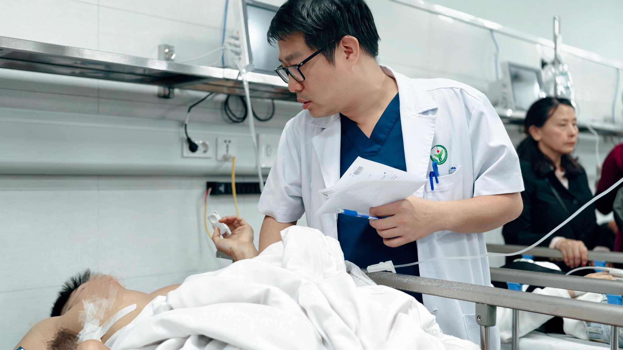 Benh nhan L.C.C (29 tuoi, Ha Noi): Chan thuong nguc kin da dan luu mang phoi, vet thuong phuc tap tang sinh mon. Nguoi benh co chi dinh phau thuat cap cuu. Anh: BVCC