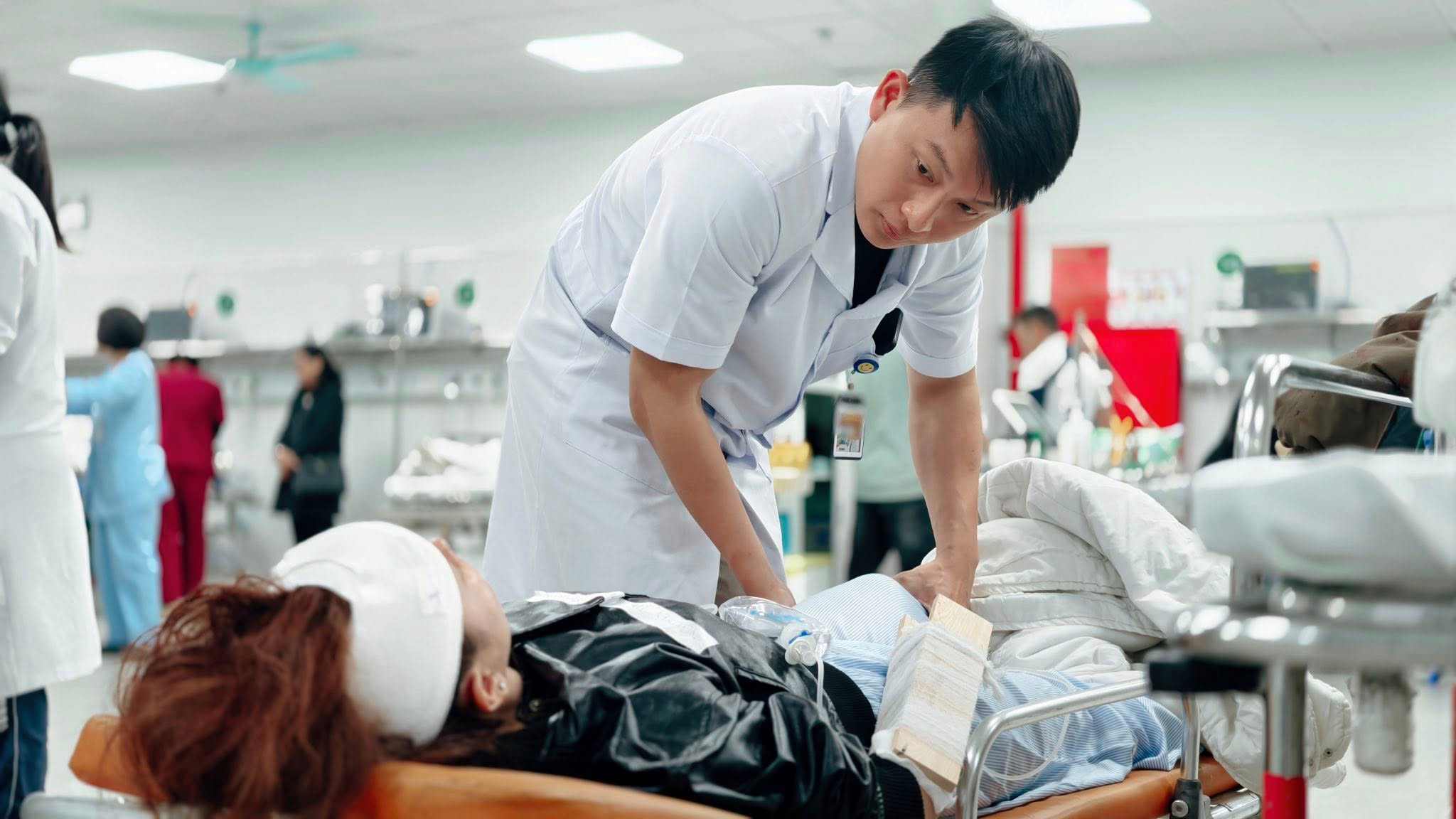 Benh nhan N.T.P.K (26 tuoi, Dak Lak) Da chan thuong, chan thuong so nao, gay cang tay phai, chan thuong khung chau, chan thuong vai trai. Anh: BVCC