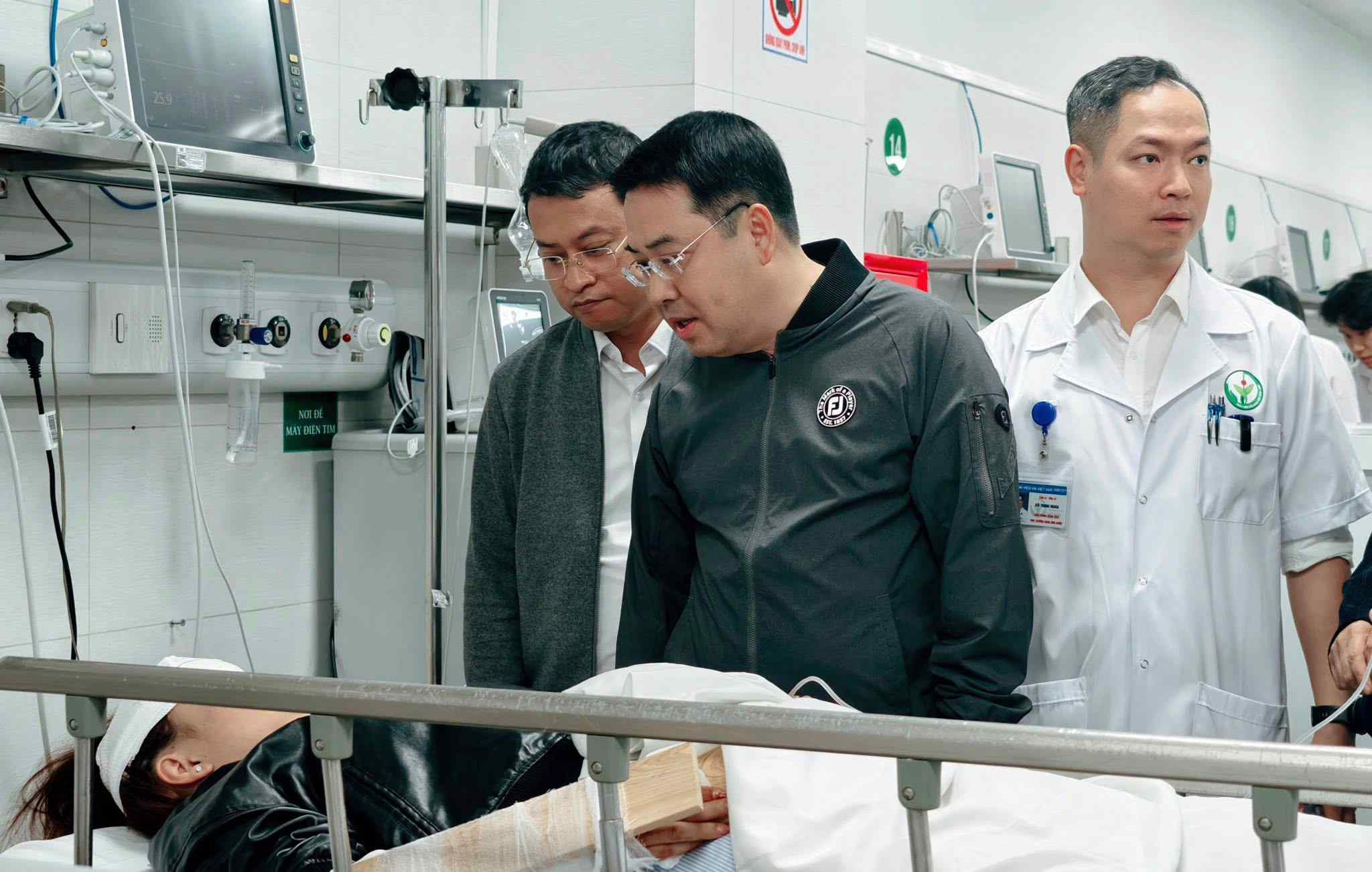 응우옌뚜언안 라오까이성 인민위원회 위원장은 비엣득 우호 병원에서 응급 치료를 받고 있는 라오까이 차량 전복 사고 피해자들을 위로하고 격려하기 위해 즉시 방문했습니다. 사진: BVCC