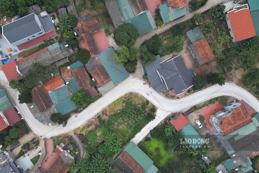 Tuyen duong giao thong nong thon tai xa Thanh Uyen da nhanh chong duoc do betong kien co. Anh: To Cong.