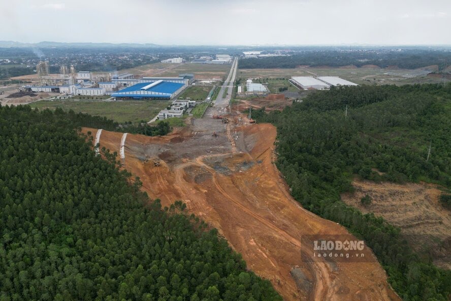 Tuyen nhanh duong lien vung thi cong vuot doi cao ket noi khu cong nghiep Cam Khe. Anh: To Cong.