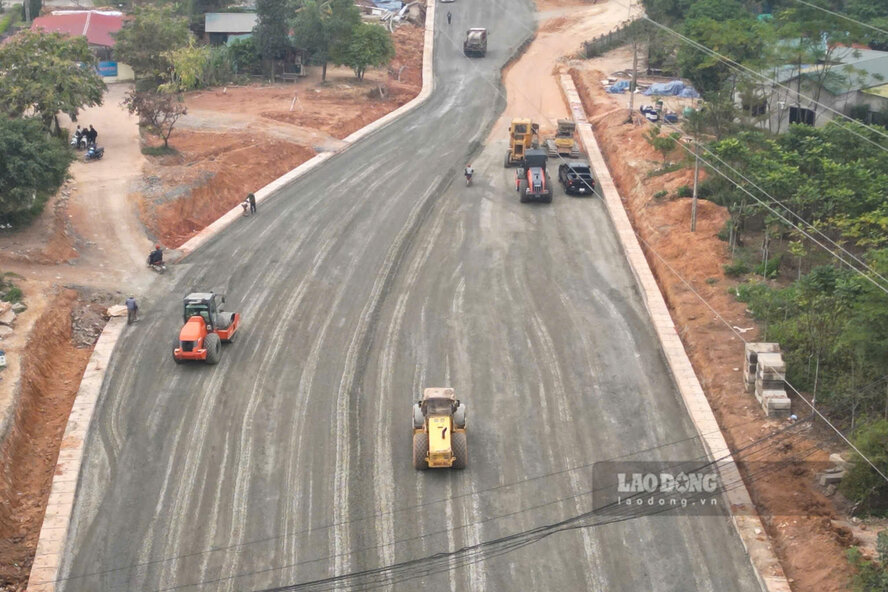 The extended inter-regional road connecting National Highway 32 is being cleared and constructed. Photo: To Cong.