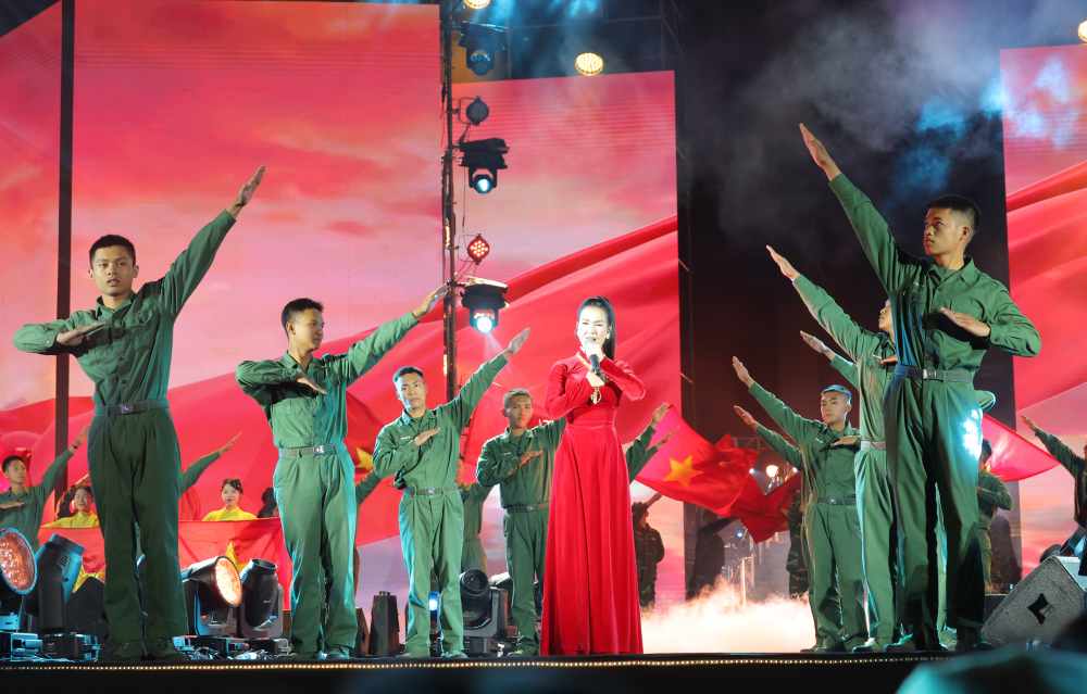 Moi phan trinh dien mang day tinh yeu dat nuoc va hao khi dan toc. Anh: Truyen hinh quan doi