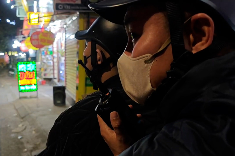 Hanoi traffic police disguised to control alcohol concentration on New Year's Eve