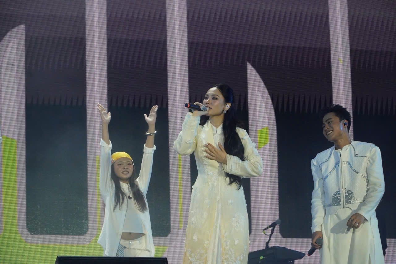 Cac nghe si trinh dien.