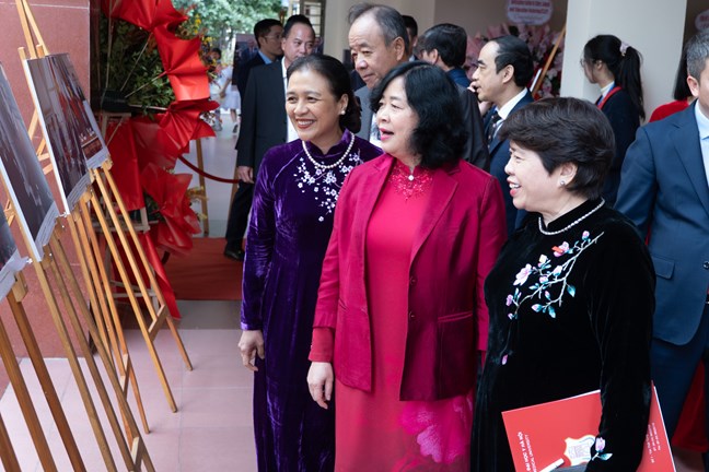 Cac dai bieu tham quan Trien lam anh “70 nam Hoi Huu nghi va Hop tac Viet Nam – Phap“. Anh: Mattran.org.vn