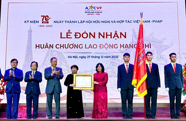 On behalf of the Party and State leaders, Ms. Bui Thi Minh Hoai - Member of the Politburo, Secretary of the Party Central Committee, Chairwoman of the Central Committee of the Vietnam Fatherland Front awarded the Second-class Labor Medal to the Vietnam - France Friendship and Cooperation Association. Photo: Mattran.org.vn