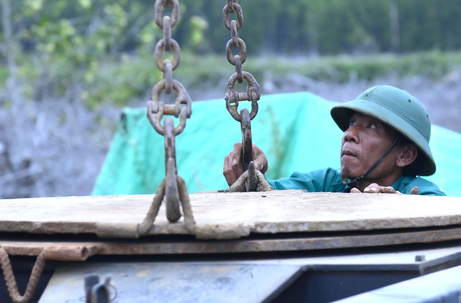 Trong dieu kien kho khan giua rung ngap man, nang, gio bien man khong tao them dong luc de quyet tam hoan thanh nhiem vu.