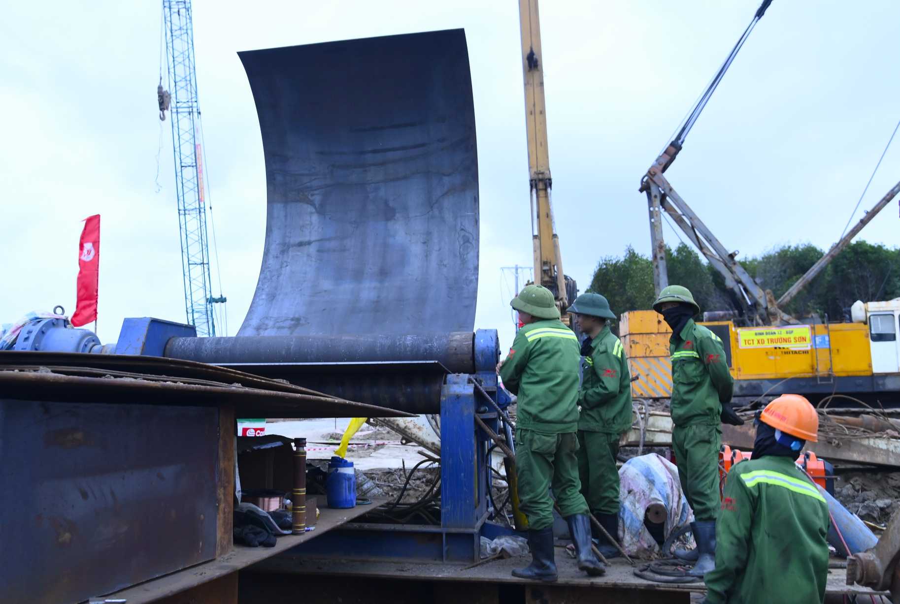 Phuong tien, may moc duoc tap ket chuan bi san sang trong bo thuoc xa Dat Mui.