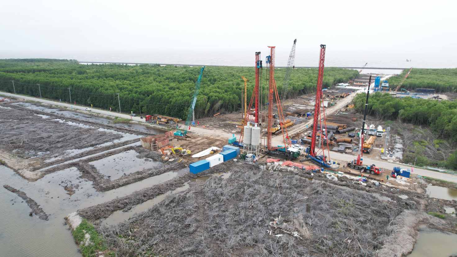 Sau hon 3 thang khoi cong don vi thi cong da khan truong thi cong tai nuc giao cai toc Ca Mau - Dat Mui, duong dan len cau noi Dat Mui voi Hon Khoai.