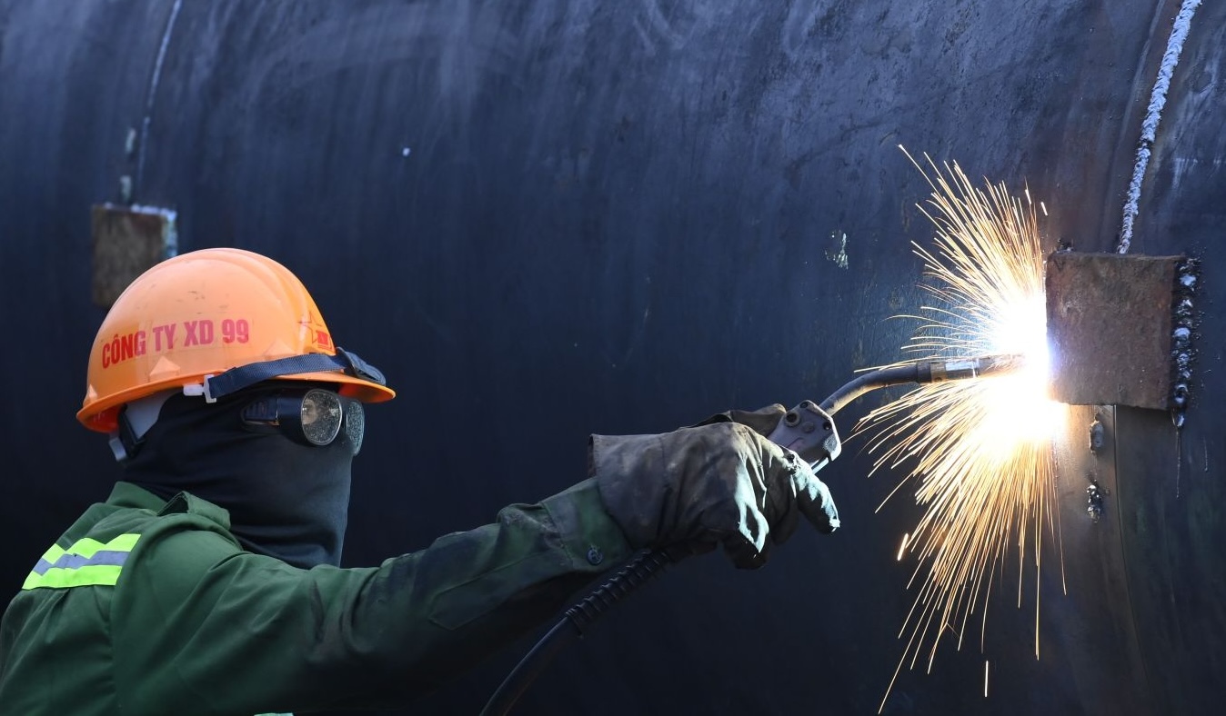 Cong nhan lam viec xuyen ngay em tren tin than nhanh hon song tai cong truong cau vuot bien tu Dat Mui ra Hon Khoai.